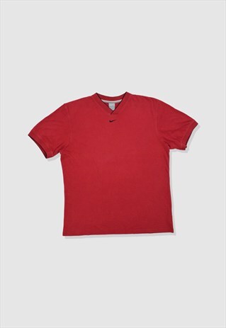 VINTAGE 00S NIKE EMBROIDERED LOGO T-SHIRT IN RED