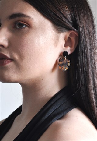 SMALL TORTOISESHELL MONSTERA LEAF EARRINGS