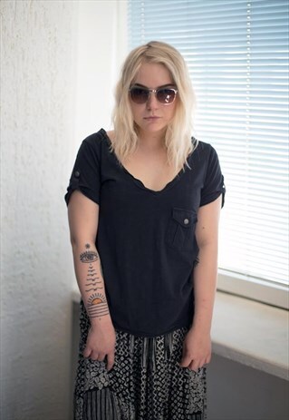 VINTAGE 90'S BLACK V-NECK COTTON T-SHIRT