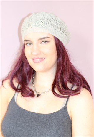 VINTAGE BEIGE CREAM KITTED BERET HAT WITH BROACH DETAIL
