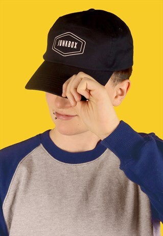 BASEBALL CAP IN BLACK WITH OLD SCHOOL GRAPHIC PRINT LOGO