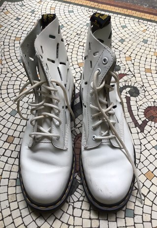 VINTAGE 90S 2K DR MARTENS WHITE SLASH SIDES RETRO