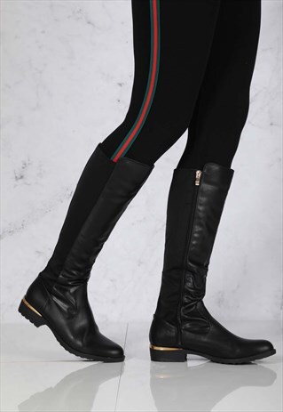LOW HEEL STRETCH BACK BOOT IN BLACK PU