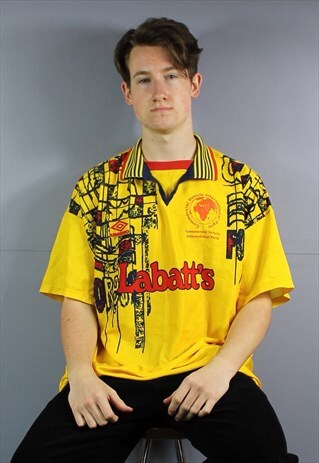 VINTAGE UMBRO NOTTINGHAM FOREST FOOTBALL SHIRT IN YELLOW WIT
