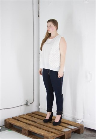 ON SALE CROCHET SLEEVELESS AND BUTTONLESS VEST