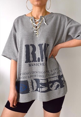 VINTAGE 90S MONOGRAM SPELL OUT SPORTS STREETWEAR T SHIRT S-M