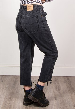VINTAGE 90'S BLACK HIGH WAIST FRAYED HEM DENIM MOM JEANS