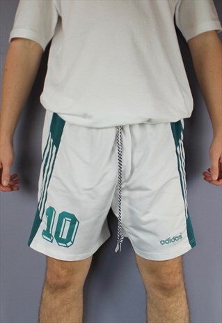 VINTAGE ADIDAS SHORTS IN WHITE WITH EMBROIDERED LOGO AND DRA