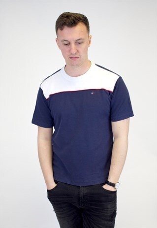VINTAGE TOMMY HILFIGER T-SHIRT.
