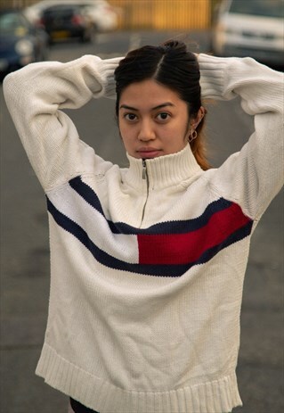 VINTAGE TOMMY HILFIGER LOGO QUARTER ZIP SWEATSHIRT IN BEIGE