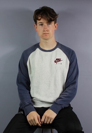 VINTAGE NIKE SWEATSHIRT IN NAVY BLUE WITH EMBROIDERED LOGO.