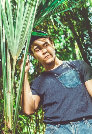 T-SHIRT IN NAVY WITH DENIM POCKET