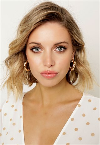 MID-SIZED TWISTED HOOP EARRINGS