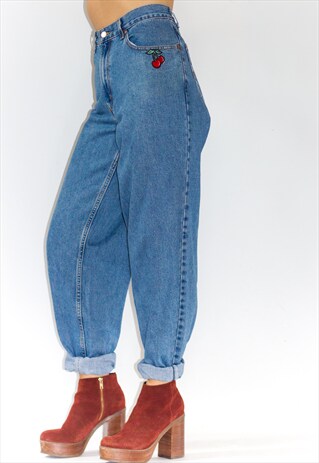 VINTAGE CHERRY MOM FIT LEVI'S JEANS