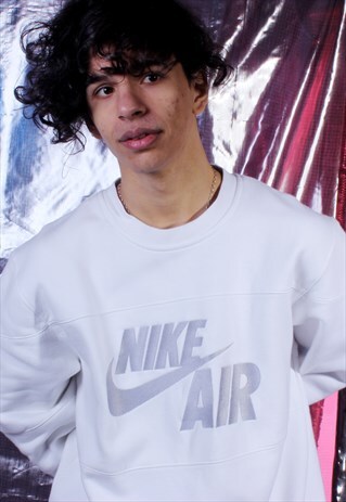 VINTAGE NIKE WHITE EMBROIDERED SWEATSHIRT