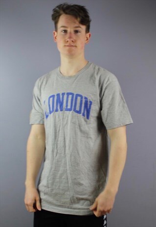 VINTAGE STUSSY POCKET T-SHIRT IN GREY WITH PRINTING. FEATURE