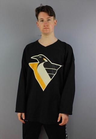 VINTAGE NHL PENGUINS JERSEY IN BLACK WITH PRINTING. SIZE MED