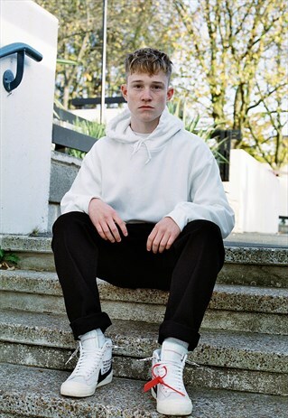 HEAVYWEIGHT HOODIE IN WHITE WITH WOVEN LABEL DETAILS
