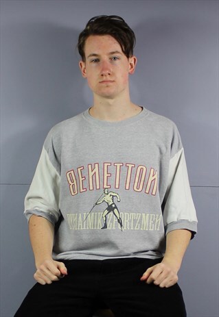 VINTAGE BENETTON SWEATSHIRT IN GREY WITH PRINTED LOGO. SIZE