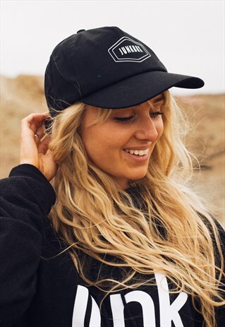 BASEBALL CAP IN BLACK WITH OLD SCHOOL GRAPHIC PRINT LOGO