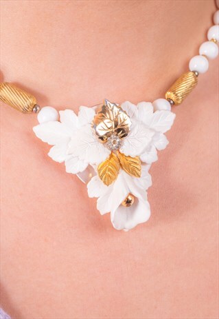 VINTAGE 1970S WHITE FLORAL, BEAD & DIAMANTE NECKLACE