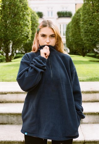 FLEECE IN NAVY WITH WOVEN LABEL DETAILS