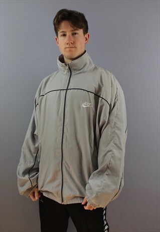 VINTAGE NIKE WINDBREAKER IN GREY WITH EMBROIDERED LOGOS. SIZ