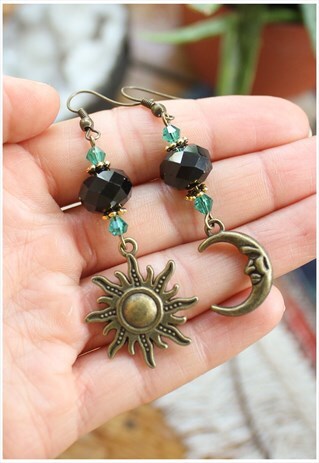 MISMATCH 90S GOLD SUN MOON EARRINGS