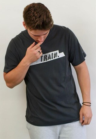 VINTAGE NIKE T-SHIRT