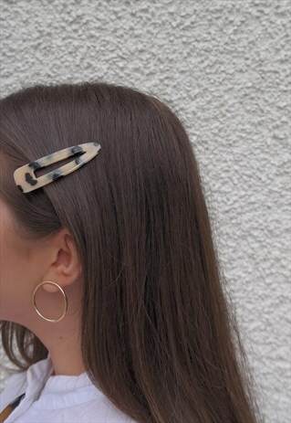 WHITE TORTOISE SHELL HAIR CLIP