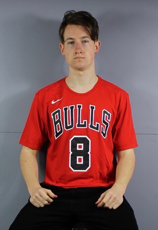 VINTAGE NIKE CHICAGO BULLS T-SHIRT IN RED WITH PRINTED LOGO.