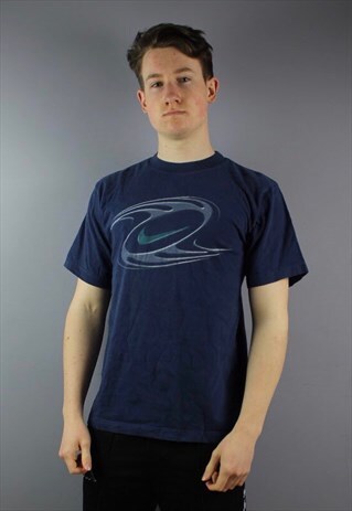 VINTAGE NIKE TN AIR T-SHIRT IN NAVY WITH FRONT PRINT.