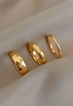 SIGNATURE. 3 x Gold Stacking Band Ring Set
