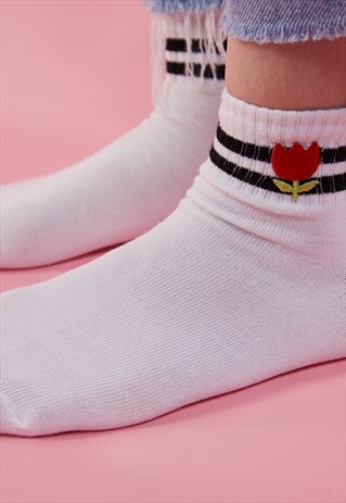 TULIP EMBROIDERED PATCH STRIPED SKATER TUBE SOCKS IN WHITE