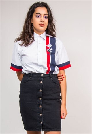 VINTAGE 90'S WHITE TOMMY HILFIGER SHORT SLEEVE BADGE SHIRT