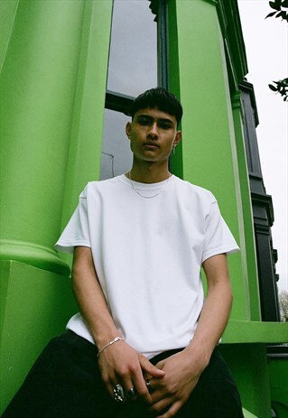 SHORT SLEEVED T-SHIRT IN WHITE WITH WOVEN LABEL DETAIL