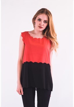 Sleeveless Vest Top with Scalloped Hem in Red/Black