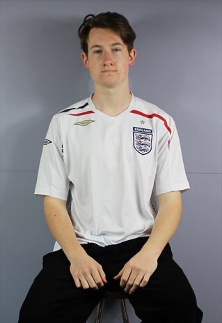 VINTAGE UMBRO ENGLAND FOOTBALL SHIRT IN WHITE WITH EMBROIDER