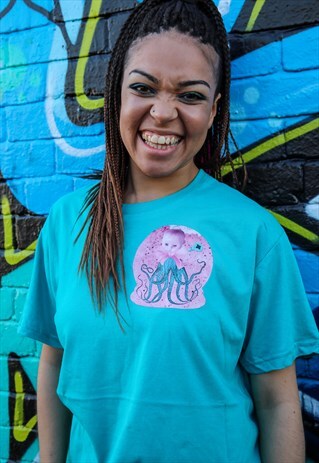 TEAL GREEN POCKET TEE WITH BABY KRAKEN DOLL PRINT