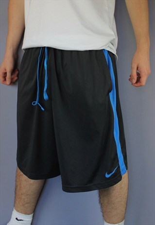 VINTAGE NIKE SHORTS IN GREY WITH POCKETS, PRINTED LOGO AND D