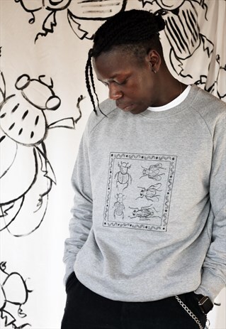 ORGANIC SWEATER IN GREY WITH DUNG ECOLOGY SCREEN PRINT