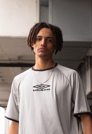 VINTAGE 90'S UMBRO CENTRAL LOGO T-SHIRT IN SILBER & BLACK