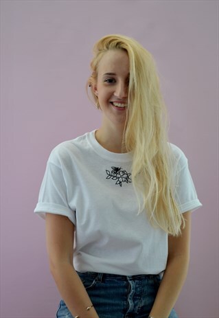 T-SHIRT IN WHITE WITH FLORAL BEE EMBROIDERY