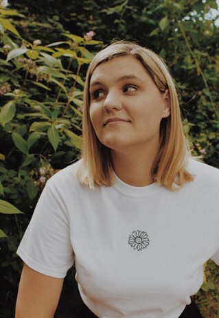 HAND EMBROIDERED DAISY T-SHIRT