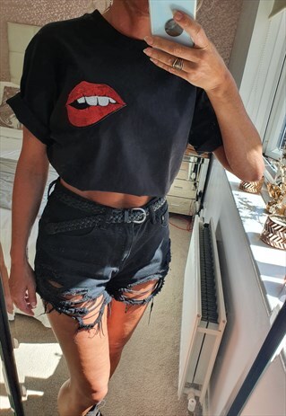 UNISEX T-SHIRT IN BLACK WITH MINIATURE SEQUIN LIPS MOTIF