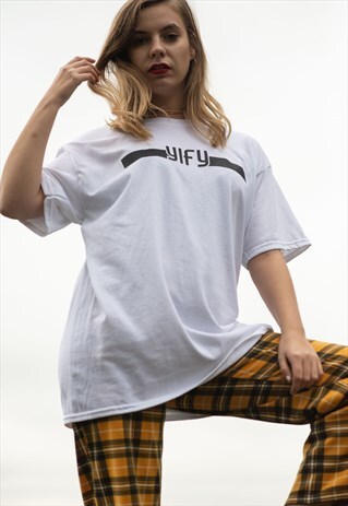 OVERSIZED T-SHIRT IN WHITE WITH GRAPHIC LOGO.