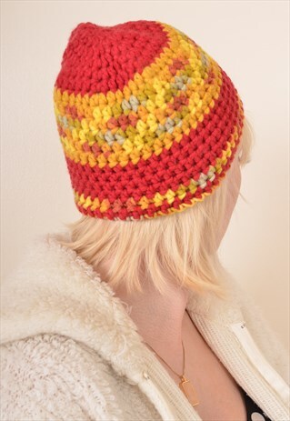 VINTAGE KNITTED BEANIE HAT IN RED