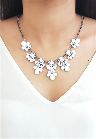 WHITE FLORAL STATEMENT NECKLACE