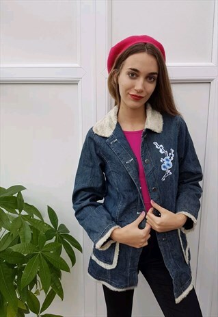 VINTAGE 90S BLUE DENIM JACKET WITH WHITE FLORAL BADGE
