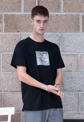 BANKSIDE REFLECTIVE GRAPHIC T-SHIRT IN BLACK
